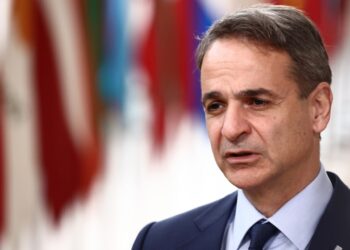 Ο Κυριάκος Μητσοτάκης κάνεις δηλώσεις έξω από το Ευρωπαϊκό Συμβούλιο, στις αρχές Φεβρουαρίου, στις Βρυξέλλες (φωτ.: EPA/ Stephanie LeCocq)