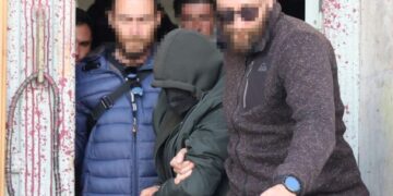 Ο 66χρονος λυράρης φεύγει σιδηροδέσμιος από τα δικαστήρια Ηρακλείου (φωτ.: ertnews.gr)