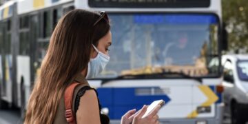 Στιγμιότυπο από την κίνηση σε λεωφορεία και τρόλεϊ στο κέντρο της Αθήνας την περίοδο της πανδημίας (φωτ. αρχείου: Eurokinissi/Γιώργος Δαγαλάκης)