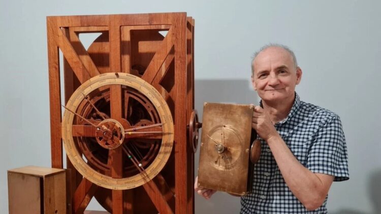 Ο δρ Νικ Ανδρώνης άρχισε να ανακατασκευάζει το αντίγραφο του Μηχανισμού πριν από έξι χρόνια (φωτ.: neoskosmos.com)