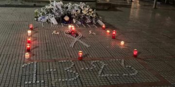 Λουλούδια και κεριά στη μνήμη των θυμάτων της τραγωδίας στα Τέμπη από Πόντιους και Κρήτες φοιτητές στη Λάρισα (Φωτ.: facebook.com/Spf.larissas)