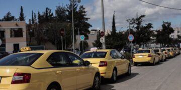 Εικόνα από συγκέντρωση διαμαρτυρίας από το Συνδικάτο Αυτοκινητιστών Ταξί Αττικής (ΣΑΤΑ) στο υπουργείο Μεταφορών
(φωτ.: Κώστας Τζούμας/EUROKINISSI)