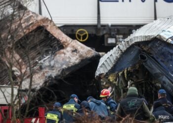 Εικόνα από το σημείο όπου επιχειρούν τα συνεργεία διάσωσης, κοντά στα Τέμπη (φωτ.: Βασίλης Βερβερίδης/Motion Team)