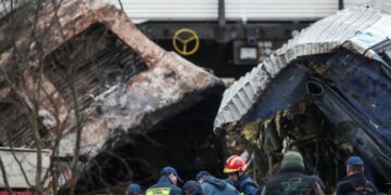 Εικόνα από το σημείο όπου επιχειρούν τα συνεργεία διάσωσης, κοντά στα Τέμπη (φωτ.: Βασίλης Βερβερίδης/Motion Team)