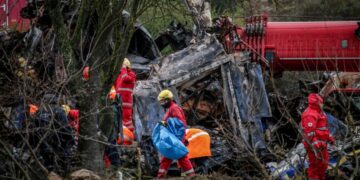 Συνεχίζονται οι έρευνες των σωστικών συνεργείων για τους αγνοούμενους στα συντρίμμια της επιβατικής αμαξοστοιχίας που συγκρούστηκε με εμπορικό τρένο στα Τέμπη (φωτ,: Λεωνίδας Τζέκας/ EUROKINISSI)