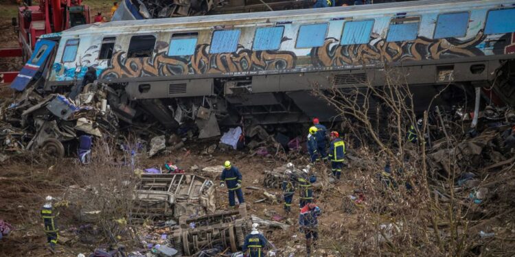 Σιδηροδρομικό δυστύχημα στα Τέμπη έξω από την Λάρισα, σύγκρουση εμπορικής και επιβατικής αμαξοστοιχίας, Τετάρτη 1 Μαρτίου 2023 (φωτ.: Eurokinissi/Λεωνίδας Τζέκας)