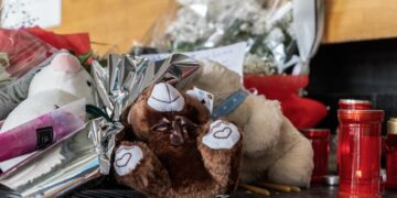 Λουλούδια, κεριά και σημειώματα για τα θύματα του πολύνεκρου σιδηροδρομικού δυστυχήματος στα Τέμπη
(φωτ.: Ραφαήλ Γεωργιάδης/EUROKINISSI)