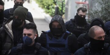 Ο 46χρονος,τότε, που κακοποίησε βάναυσα τη 40χρονη σύντροφό του στην Αργυρούπολη, ενώ τον οδηγούσαν στον ανακριτή, τον Ιανουάριο του 2022
(φωτ.: Μιχάλης Καραγιάννης/EUROKINISSI)