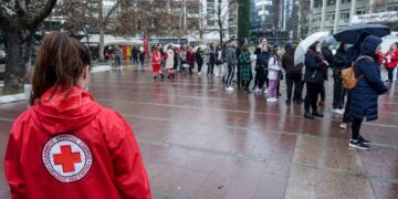 Πλήθος κόσμου έχει συρρεύσει για δεύτερη ημέρα στην πλατεία της Λάρισας,προκειμένου να δώσει αίμα για τους τραυματίες του πολύνεκρου σιδηροδρομικού δυστυχήματος στα Τέμπη (φωτ.: EUROKINISSI/Λεωνίδας Τζέκας)