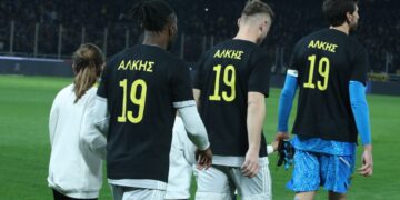 Παίκτες του Άρη φορούν φανέλες με το όνομα και την ηλικία του αδικοχαμένου Άλκη Καμπανού, σε παλιότερο αγώνα με την ΑΕΚ (φωτ.: EUROKINISSI/Μάρκος Χουζούρης)