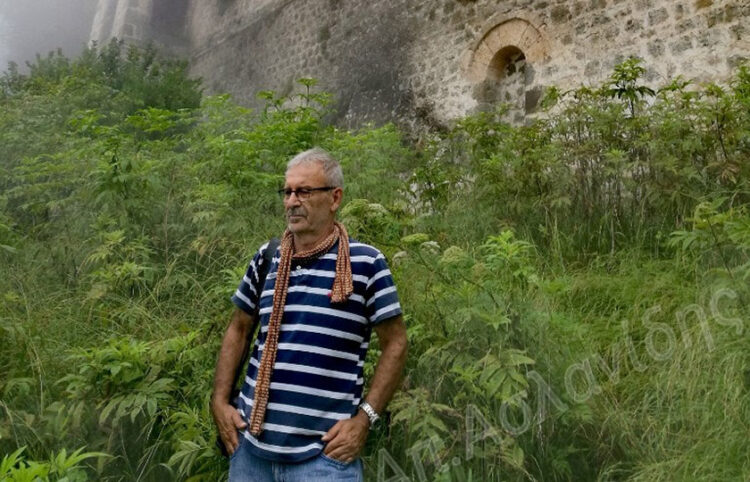Ο Απόστολος Ασλανίδης στη Μονή του Βαζελώνα στη Ματσούκα (φωτ.: Facebook / Απόστολος Ασλανίδης)