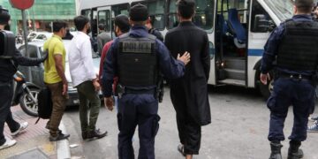 Σε έρευνες που διενεργήθηκαν στο κέντρο των Αθηνών, εντοπίστηκαν 12 διαμερίσματα - χώροι που λειτουργούσαν ως «καβάτζες - ξενοδοχεία», εντός των οποίων εντοπίστηκαν περισσότεροι από 80 παράνομοι αλλοδαποί (φωτ.: EUROKINISSI/Γιάννης Παναγόπουλος)