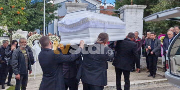 Το φέρετρο με τη σορό της Ελπίδας Χούπα μεταφέρεται στο ναό Μεταμόρφωσης του Σωτήρος στην Αταλάντη (φωτ.: tvstar.gr)