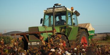 Η συσκευή της Augmenta τοποθετείται στην οροφή του τρακτέρ (φωτ.: augmenta.ag)