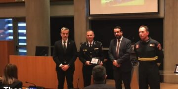 Στιγμιότυπο από τη βράβευση του διοικητή της 2ης ΕΜΑΚ Αριστείδη Κατιρτζίδη και του αντιπύραρχου Μιλτιάδη Καραγεωργιάδη (φωτ.: YouTube)