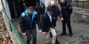 Στιγμιότυπο από τη μεταφορά των κατηγορουμένων για τη δολοφονία του Άλκη Καμπανού στα δικαστήρια Θεσσαλονίκης (φωτ.: ΜΟΤΙΟΝΤΕΑΜ/Βασίλης Βερβερίδης)