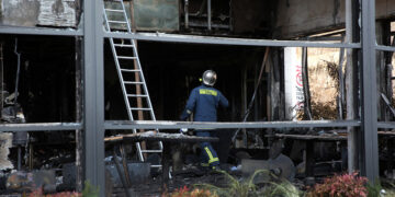 Πυροσβέστης στο ιταλικό εστιατόριο που έπιασε φωτιά τα ξημερώματα (φωτ.: ΑΠΕ-ΜΠΕ / Ορέστης Παναγιώτου)