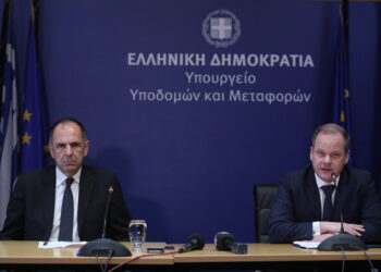 Γιώργος Γεραπετρίτης και Κώστας Καραμανλής στην τελετή παράδοσης-παραλαβής στο υπουργείο Υποδομών και Μεταφορών (φωτ.: ΑΠΕ-ΜΠΕ /  Γιώργος Βιτσαράς)