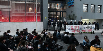 Καθιστική διαμαρτυρία έξω από τα γραφεία της Hellenic Train (φωτ.: EUROKINISSI / Τατιάνα Μπόλαρη)