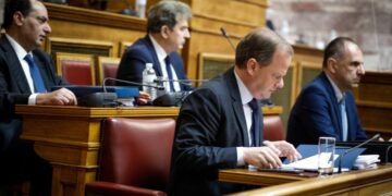 Στιγμιότυπο από την ακρόαση, με αφορμή την τραγωδία των Τεμπών, των πρώην υπουργών Υποδομών και Μεταφορών Κωνσταντίνου Αχ. Καραμανλή, Χρήστου Σπίρτζη και Μιχάλη Χρυσοχοΐδη, καθώς και του υπουργού Επικρατείας αρμοδίου και για ζητήματα Υποδομών και Μεταφορών Γεώργιου Γεραπετρίτη, σχετικά με την πορεία και την εξέλιξη των έργων της σύμβασης 717 για την τηλεδιοίκηση – σηματοδότηση (φωτ.: EUROKINISSI/Γιώργος Κονταρίνης)