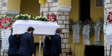 Το φέρετρο με τη σορό της 42χρονης Βάγιας Μπλέκα-Καρακώστα, η οποία βρισκόταν στο τρένο Intercity που συγκρούστηκε με εμπορική αμαξοστοιχία στα Τέμπη (φωτ.: EUROKINISSI)