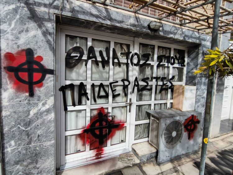 Συνθήματα σε γειτονιά του Κολωνού με αφορμή την υπόθεση σεξουαλικής εκμετάλλευσης της 12χρονης (φωτ.: EUROKINISSI/Γιώργος Κονταρίνης)