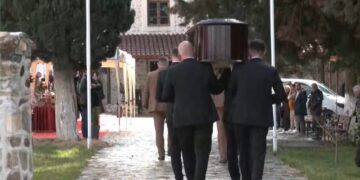 Στιγμιότυπο από την κηδεία της Σοφίας Ταχματζίδου στο Κολχικό Λαγκαδά (φωτ. YouTube)
