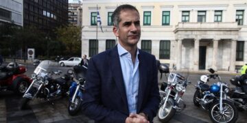 Μέσα στον φάκελο υπήρχε ένα δακτυλογραφημένο κείμενο με απειλητικό περιεχόμενο απευθυνόμενο προς τον δήμαρχο Κώστα Μπακογιάννη καθώς και μια σφαίρα 45 χιλιοστών (φωτ.: EUROKINISSI/Γιάννης Παναγόπουλος)