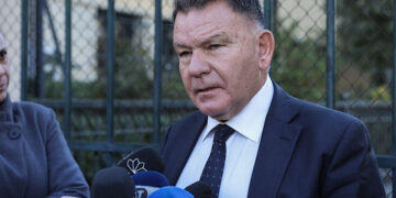 Ο Αλέξης Κούγιας κάνει δηλώσεις έξω από την Ευελπίδων (φωτ.: EUROKINISSI / Βασίλης Ρεμπάπης)