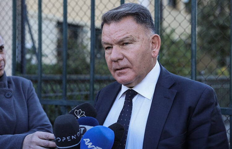 Ο Αλέξης Κούγιας κάνει δηλώσεις έξω από την Ευελπίδων (φωτ.: EUROKINISSI / Βασίλης Ρεμπάπης)