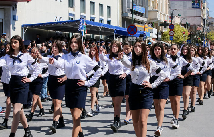Παρέλαση με μαύρα περιβραχιόνια στη Λάρισα για την εθνική επέτειο της 25ης Μαρτίου  (φωτ.: EUROKINISSI / Λεωνίδας Τζέκας)