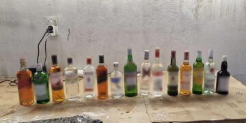 Δείγμα από τα κατασχεμένα αλκοολούχα ποτά θα αποσταλεί για εξέταση στο Γενικό Χημείο του Κράτους (φωτ.: Ελληνική Αστυνομία)