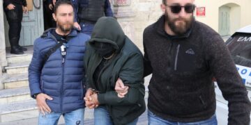 Στιγμιότυπο από την προσαγωγή του 66χρονου λυράρη στον εισαγγελέα Ηρακλείου Κρήτης (φωτ.: EUROKINISSI/Στέφανος Ραπάνης)