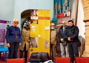 Οι ερευνητές Γιώργος Μπατζακίδης (πρώτος από δεξιά) και Κώστας Μαυρομάτης (πρώτος από αριστερά), βρέθηκαν στο παρεκκλήσι της Μαρίας Μαγδαληνής, στο Hucknall, του Νότιγχαμ της Αγγλίας, όπου είναι θαμμένος ο λόρδος Βύρων (φωτ: ΑΠΕ-ΜΠΕ)