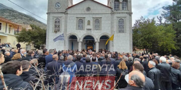 Κόσμος έξω από τον Άγιο Γεώργιο στη Λυκούρια Καλαβρύτων (φωτ.: kalavrytanews.com)
