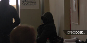 Ο 66χρονος λυράρης έξω από το ανακριτικό γραφείο (φωτ.: cretapost.gr)