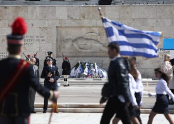 Μαθητές παρελαύνουν μπροστά από τα στεφάνια στο Μνημείο του Άγνωστου Στρατιώτη (φωτ.: EUROKINISSI/Βασίλης Ρεμπάμπης)