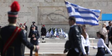 Μαθητές παρελαύνουν μπροστά από τα στεφάνια στο Μνημείο του Άγνωστου Στρατιώτη (φωτ.: EUROKINISSI/Βασίλης Ρεμπάμπης)