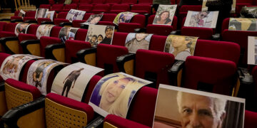 Φωτογραφίες των θυμάτων στα έδρανα της αίθουσας όπου διεξάγεται η δίκη για τη φωτιά στο Μάτι (φωτ.: EUROKINISSI / Κώστας Τζούμας)