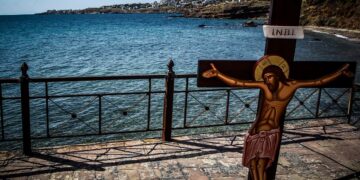 Στιγμιότυπο από μνημόσυνο που πραγματοποιήθηκε στο Μάτι, στη μνήμη των 102 θυμάτων της φονικής πυρκαγιάς (φωτ.: EUROKINISSI/Θανάσης Δημόπουλος)