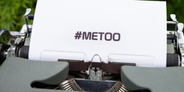 Όπως προκύπτει από τα στοιχεία της έκθεσης για το 2022, σε ποσοστό 38% οι καταγγέλλοντες-θιγόμενοι είναι άντρες και το 62% γυναίκες (φωτ.: Pixabay/Markus Winkler)