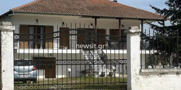 Το σπίτι που μένουν τα παιδιά του 62χρονου και η μητέρα τους (φωτ.: newsit.gr)