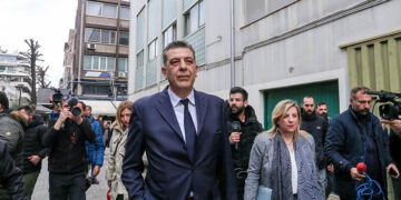 Ο συνήγορος του σταθμάρχη Λάρισας Στέφανος Παντζαρτζίδης προσέρχεται στο ανακριτικό γραφείο (φωτ.: EUROKINISSI / Λεωνίδας Τζέκας)