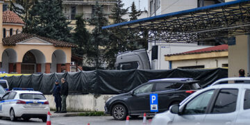 Μαύρα καλύμματα έχουν τοποθετηθεί περιμετρικά του Γενικού Νοσοκομείου Λάρισας (φωτ.: EUROKINISSI / Λεωνίδας Τζέκας)