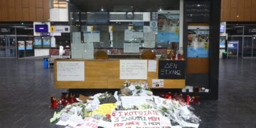 Κεριά και αφιερώματα στο σιδηροδρομικό σταθμό της Θεσσαλονίκης, στη μνήμη των θυμάτων του τραγικού δυστυχήματος στα Τέμπη (φωτ.: EUROKINISSI/Ραφαήλ Γεωργιάδης)