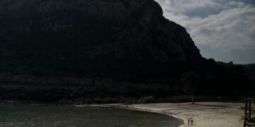 Πρώιμο ανοιξιάτικο στιγμιότυπο στην παραλία Λομβάρδα της Αττικής (φωτ.: EUROKINISSI / Μιχάλης Καραγιάννης)