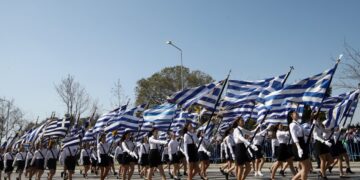 Στιγμιότυπο από την παρέλαση της 25ης Μαρτίου στην παραλία της Θεσσαλονίκης το 2022 (φωτ.: ΜΟΤΙΟΝΤΕΑΜ/Γιώργος Κωνσταντινίδης)