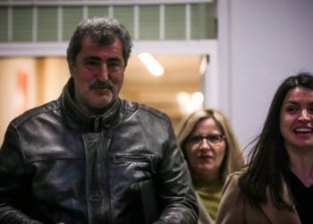 Η πολιτική γραμματεία του ΣΥΡΙΖΑ έκρινε ότι με την επιστολή στην οποία δίνει εξηγήσεις για τις πρόσφατες αναρτήσεις του, ο Παύλος Πολάκης αναγνωρίζει λάθη και αστοχίες και επαναβεβαιώνει τον απόλυτο σεβασμό του στις συλλογικές αποφάσεις του ΣΥΡΙΖΑ-ΠΣ (φωτ.: EUROKINISSI/Κώστας Τζούμας)