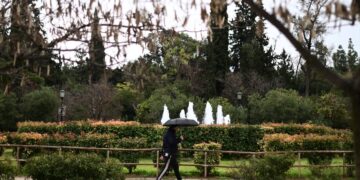Όσοι επιλέξουν να κάνουν έναν κυριακάτικο περίπατο στο Πεδίον του Άρεως, ίσως θα πρέπει να έχουν μαζί τους μια ομπρέλα (φωτ.: EUROKINISI / Μιχάλης Καραγιάννης)