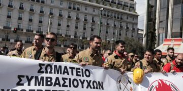 Οι εποχικοί πυροσβέστες διεκδικούν μεταξύ άλλων την σταδιακή απορρόφηση όλων των εποχικών υπαλλήλων του Πυροσβεστικού Σώματος ανεξαρτήτου ηλικίας με λίστα επιλαχόντων (φωτ.: EUROKINISSI/Βασίλης Ρεμπάπης)